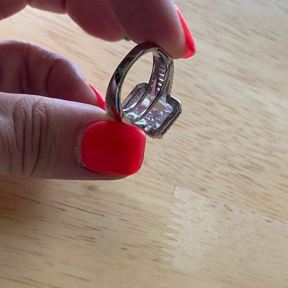 Radiant Silver Ring with Clear Gemstone - Picture 4 of 9